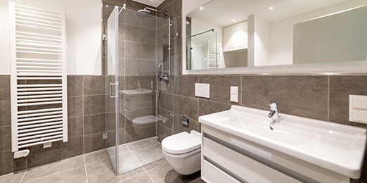 Ein modernes Badezimmer mit Wandheizung und bodengleicher Dusche
