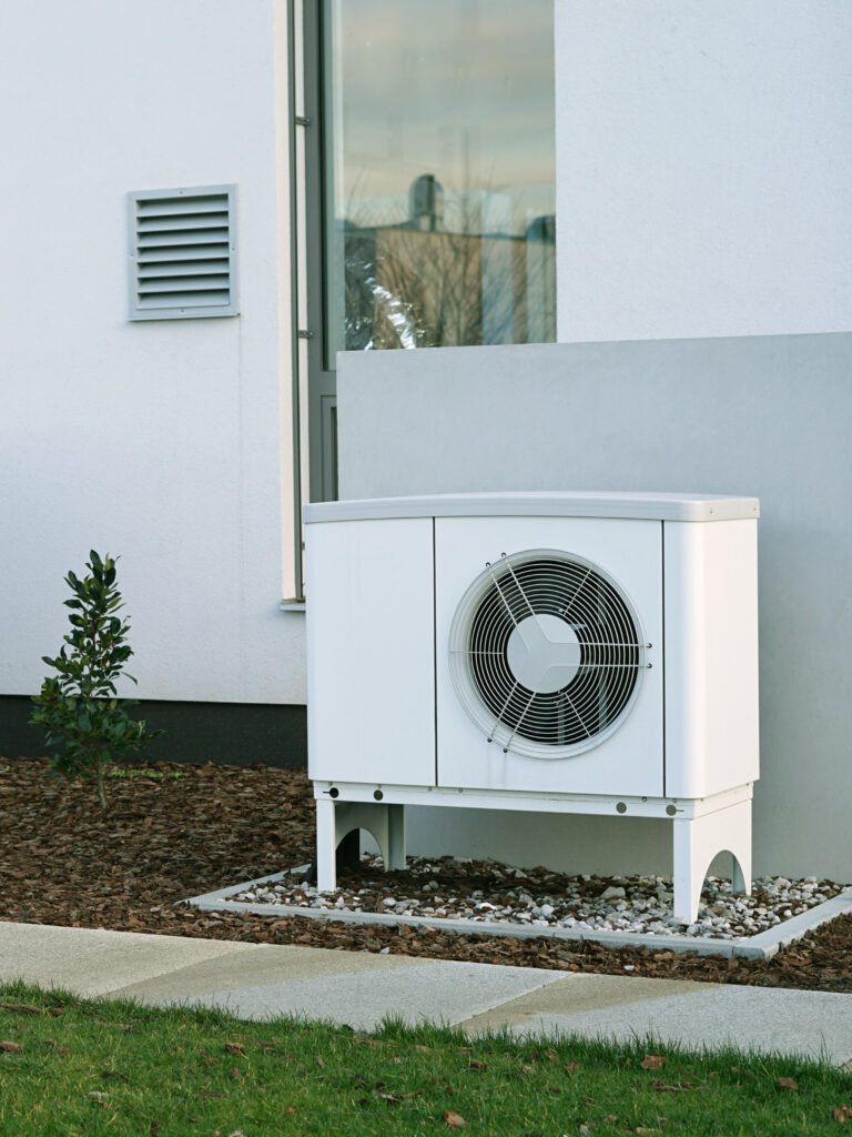 Modernes Haus der Zukunft mit effizienter Wärmepumpe reduziert Wohnkosten