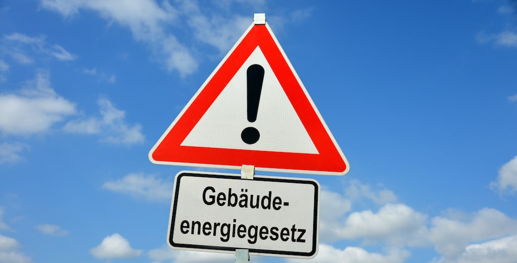 Verkehrsschild mit der Aufschrift "Gebäudeenergiegesetz"