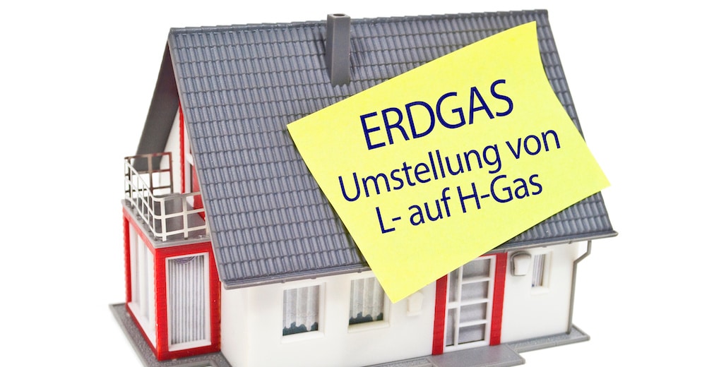 Miniaturhaus mit der Beschriftung „Erdgas: Umstellung von L- auf H-Gas“